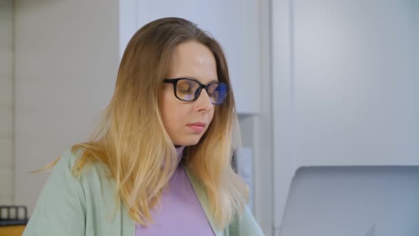 Dizüstü Bilgisayarla Çalışan Gözlüklü Güzel Bir Kadın — Stok video