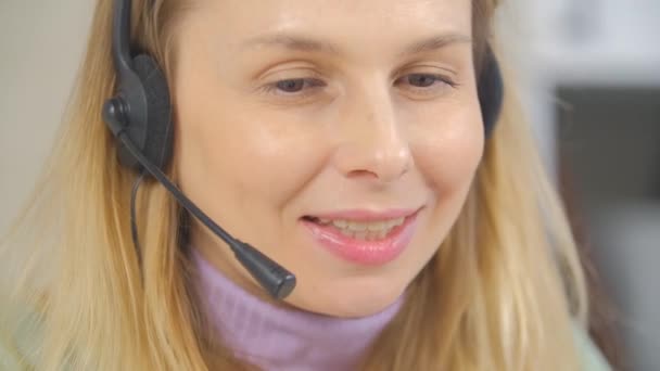 Opérateur Centre Appels Femme Dans Casque Parlant Client Portrait Vidéo — Video