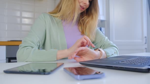 Mulher Negócios Bonita Usando Relógio Inteligente Enquanto Trabalhava Com Laptop — Vídeo de Stock
