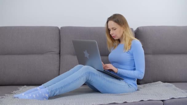 Schöne Weiße Frau Arbeitet Computer Auf Der Couch Wohnzimmer Hübsche — Stockvideo