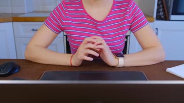 Dizüstü bilgisayarda çalışan serbest çalışan kadın. Odaklanmış girişimci bir kadının 4K videosu. Milenyum çalışanı tecrit sırasında çevrimiçi çalışıyor