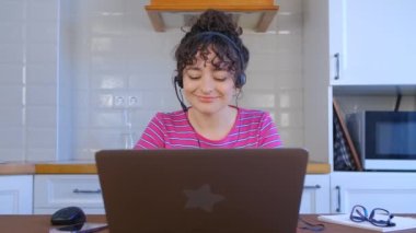 Dost canlısı internet destek operatörü. Bilgisayarlı web kamerasından müşteriyle konuşuyor. Çağrı merkezi uzmanı, dizüstü bilgisayarın önünde müşteriyle konuşuyor. Evde çalışan serbest çalışan kadın.