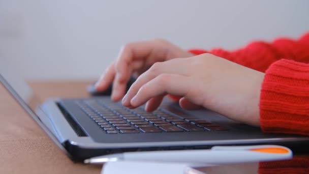 更自由的女人在笔记本电脑键盘上打字在特写镜头 在关机期间 在家里从事现代笔记本电脑工作的企业家 年轻女性在网上做远程工作 — 图库视频影像