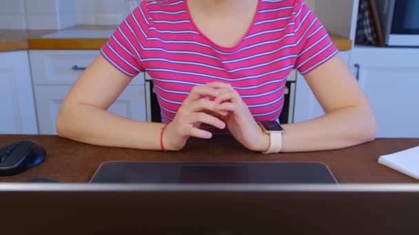 Freelancer Vrouw Die Werkt Laptop Computer Video Van Handen Van — Stockvideo