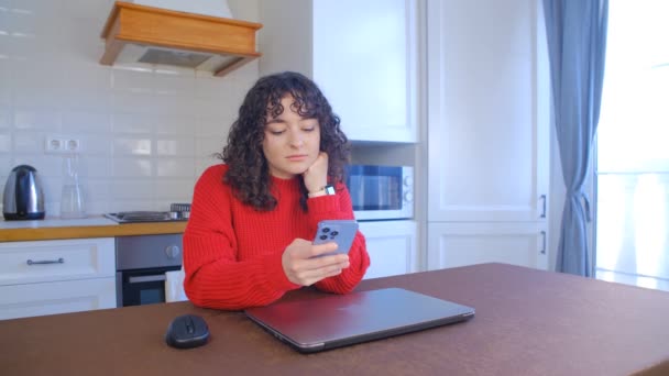 Jonge Vrouw Met Behulp Van Mobiele Telefoon Thuis Keuken — Stockvideo