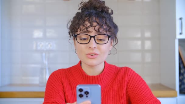 Jonge Vrouw Gesprek Tijdens Videogesprek Smartphone Thuis Keuken — Stockvideo