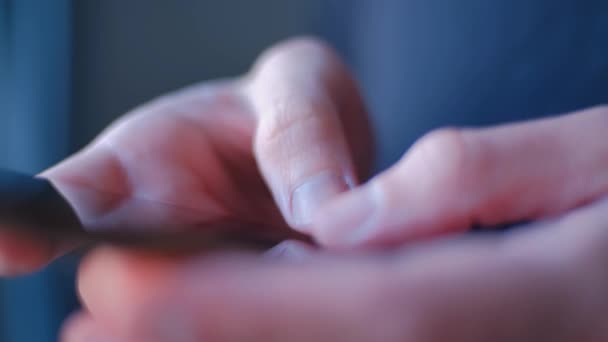 Homem Digitando Mensagem Telefone Celular Close Vídeo Mãos Masculinas Usando — Vídeo de Stock