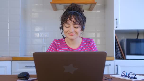 Vriendelijke Online Support Operator Headset Spreken Met Klant Laptop Webcam — Stockvideo