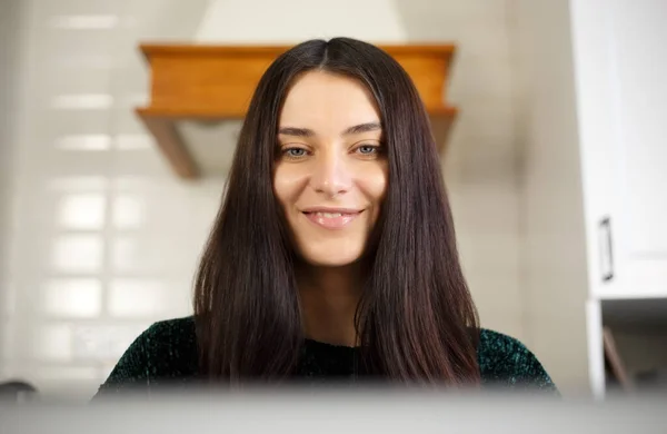 Mujer Blanca Feliz Leyendo Desde Pantalla Computadora Hermosa Joven Mujer — Foto de Stock