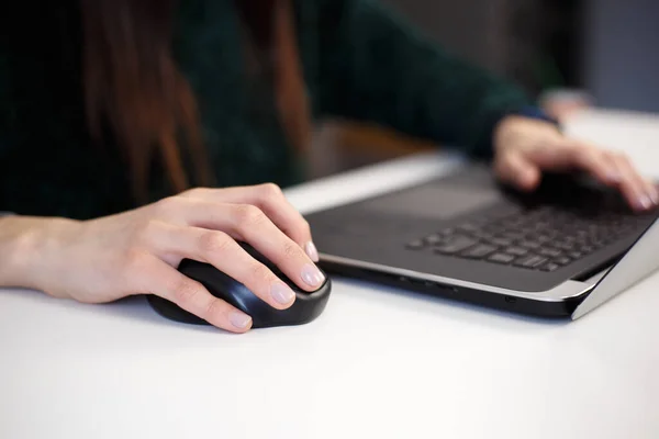 Mulher Freelancer Clicando Com Mouse Sem Fio Empreendedor Sexo Feminino — Fotografia de Stock