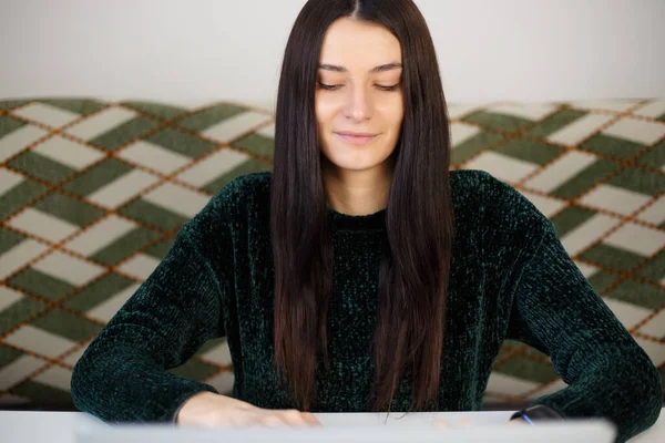 Bella Donna Bianca Che Lavora Sul Computer Portatile Studente Adulto — Foto Stock