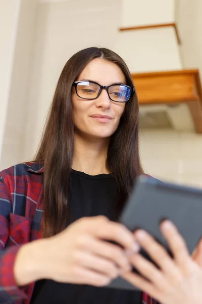 Millenial Nainen Lasit Kannettavan Tietokoneen Avulla Valkoinen Brunette Naaras Selaamassa — kuvapankkivalokuva