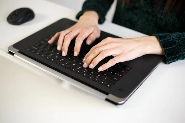 フリーランスの女性は コンピュータのキーボードを入力します 現代のノートパソコンで働くビジネスマン 白い女性の手は ロックダウン中に自宅でノートPc上で動作します — ストック写真