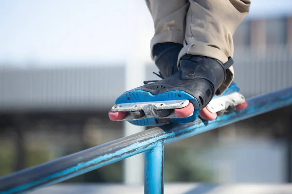 Inline Skater Grinds Rail Skatepark Roller Blader Grinding Handrail — Stock Photo, Image