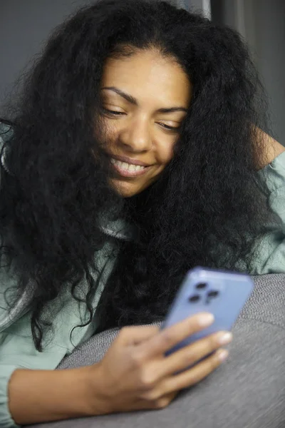 Mujer Negro Feliz Comunicarse Línea Con Aplicación Teléfono Móvil Retrato — Foto de Stock