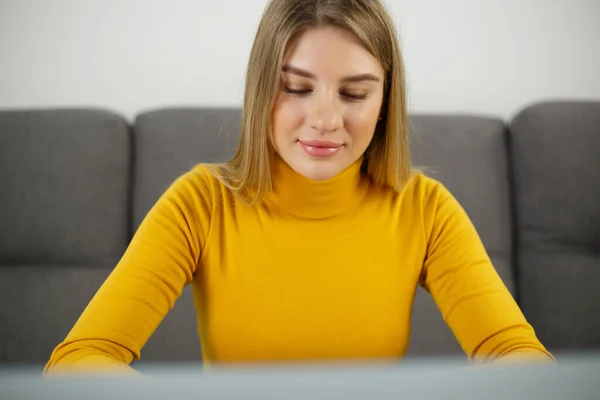 Hermosa Mujer Trabajando Portátil Retrato Atractiva Hembra Blanca Haciendo Trabajo —  Fotos de Stock