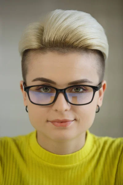 Portret Pięknej Tom Boy Woman Okularach Kujonów Atrakcyjne Krótkowłosa Dziewczyna — Zdjęcie stockowe