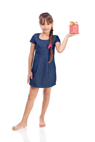 Sorriso menina com caixa de presente vermelho — Fotografia de Stock