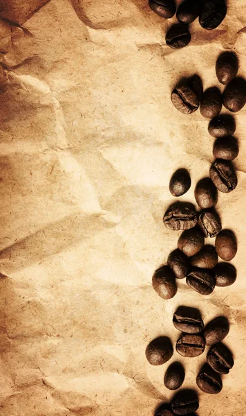 Grains de café sur un fond de texture de papier froissé — Photo