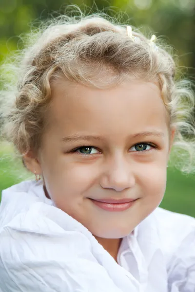 Menina atraente ao ar livre — Fotografia de Stock