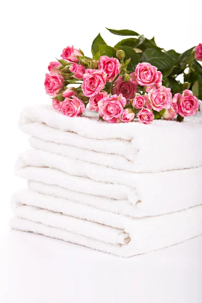 Pilha de toalhas macias brancas — Fotografia de Stock