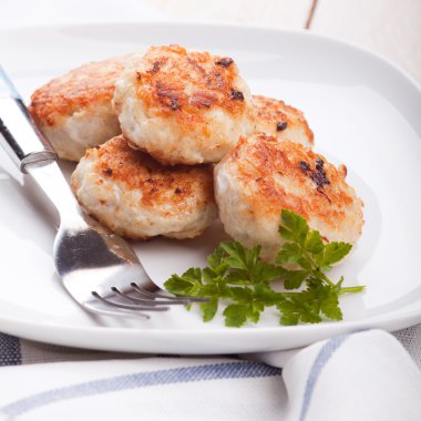 tablo üzerinde mavi bir kase içinde köfte