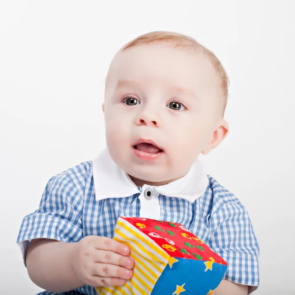 Мальчик играет с кубом — стоковое фото