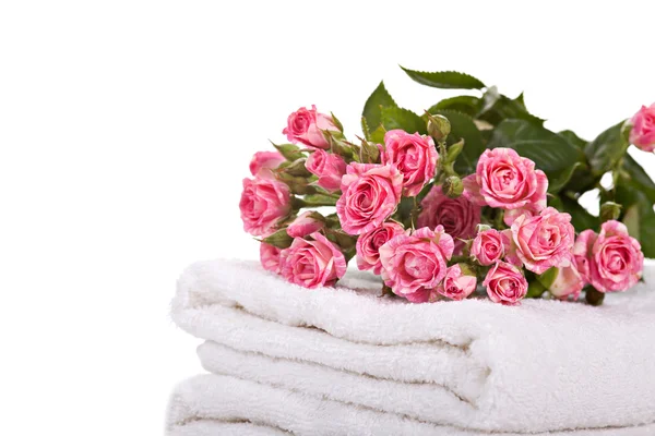 Πετσέτες και ένα μπουκέτο από τριαντάφυλλα — Φωτογραφία Αρχείου