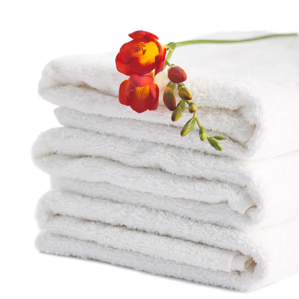 Stapel van witte zachte handdoeken — Stockfoto