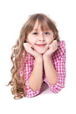 kıvırcık gülümseyen kız bir yerde yatıyor.