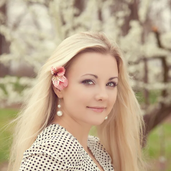 Vacker blondin — Stockfoto