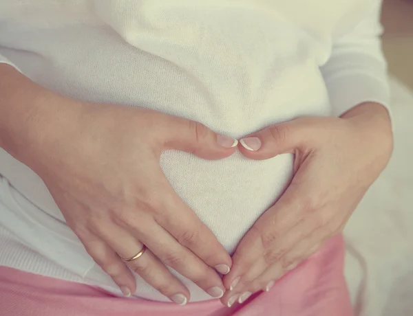 Pregnant woman hugs her belly — Stock Photo, Image