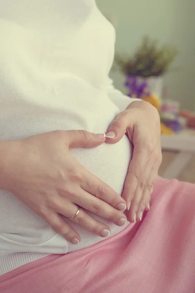 Pregnant woman hugs her belly — Stock Photo, Image