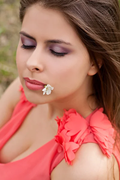 Retrato hermosa joven mujer — Foto de Stock