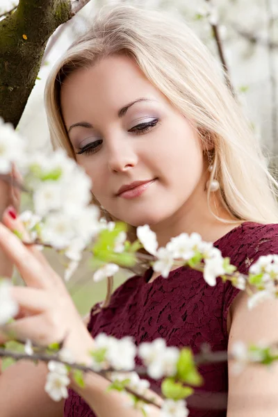 Mulher loira bonita — Fotografia de Stock