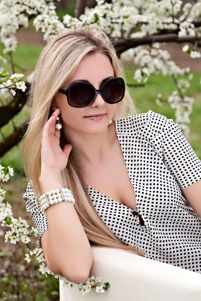 Retrato de hermosa chica al aire libre — Foto de Stock