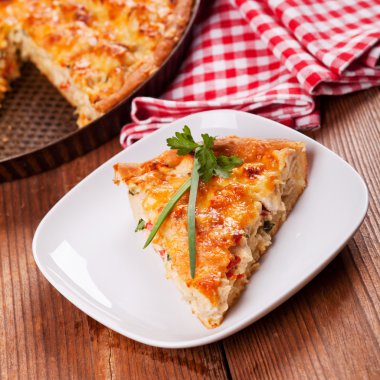 tabakta tavuk et pastası parçası