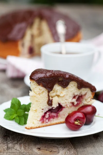 Pastel de chocolate con bayas frescas —  Fotos de Stock