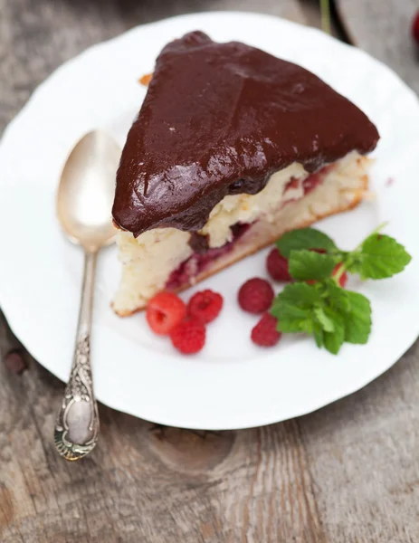 Körsbärskaka choklad glasyr — Stockfoto