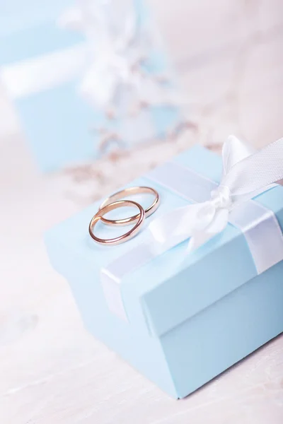 Dois anéis de casamento na caixa azul — Fotografia de Stock