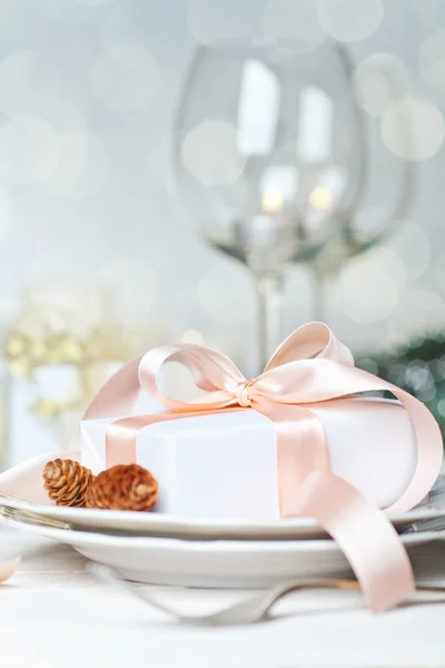 Cadre de table festive avec cadeau sur assiette — Photo