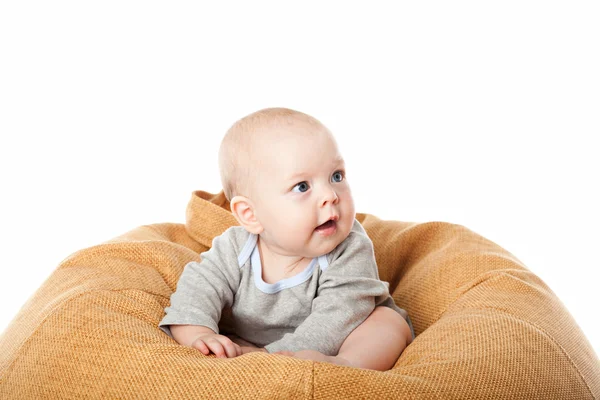 Kleiner Junge sitzt in Bohnensack — Stockfoto