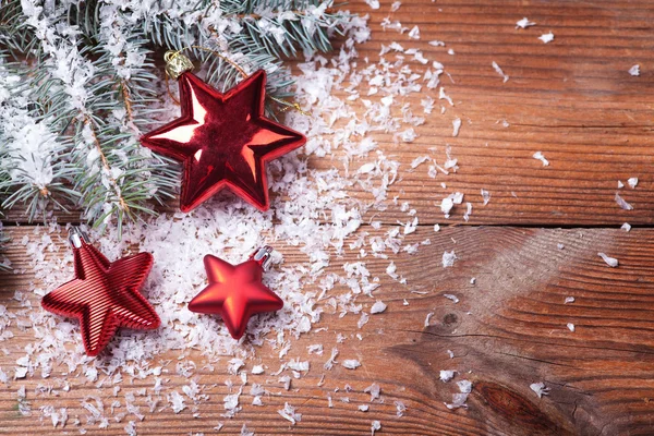 Weihnachten rote Sterne auf Holzgrund — Stockfoto