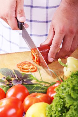 Sebze doğrayan adam