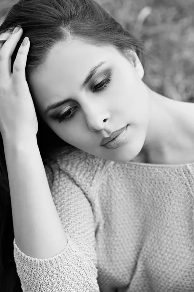 Retrato hermosa joven mujer al aire libre — Foto de Stock