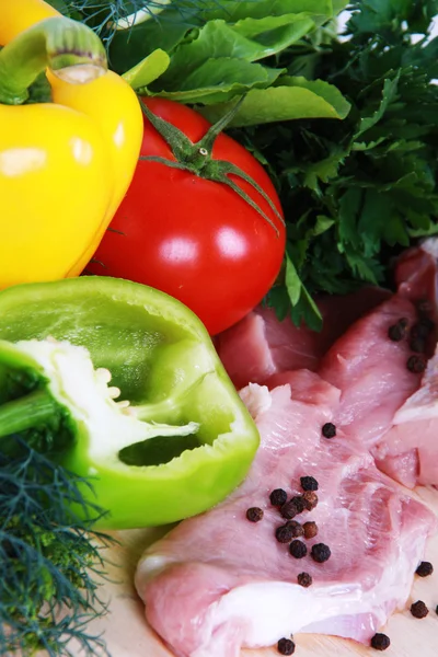 Čerstvá zelenina a vepřové maso — Stock fotografie
