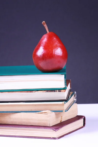 Läckra röda päron på trave böcker — Stockfoto