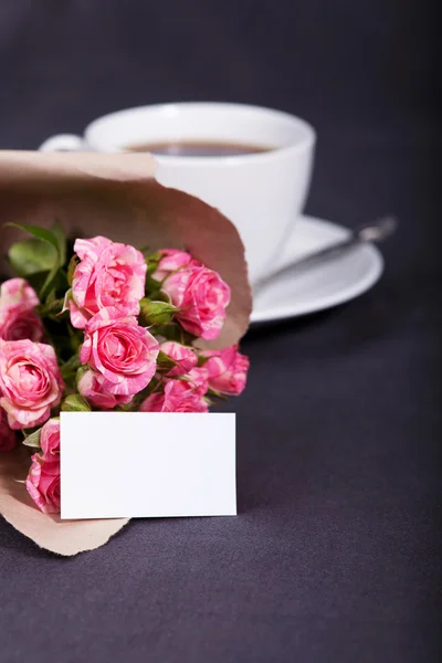 Ramo de rosas pequeñas de color rosa en papel — Foto de Stock