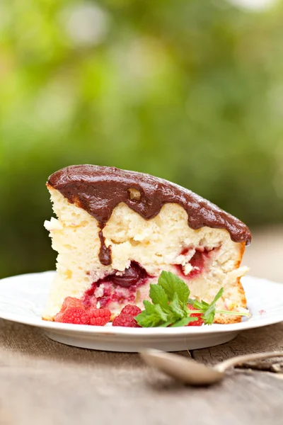 Cherry cake met chocolade glazuur — Stockfoto