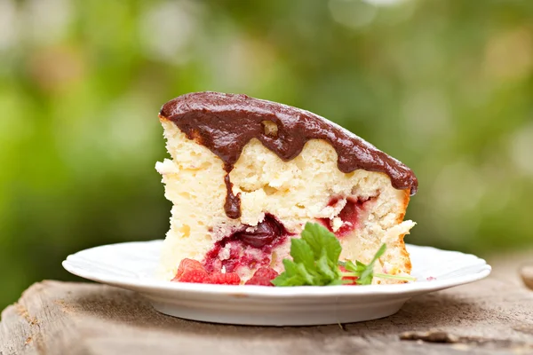 Cherry cake met chocolade glazuur — Stockfoto